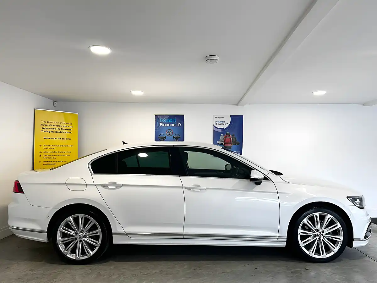 Used 2016 Volkswagen Passat R-Line Oryx White - Interior and Exterior details 7