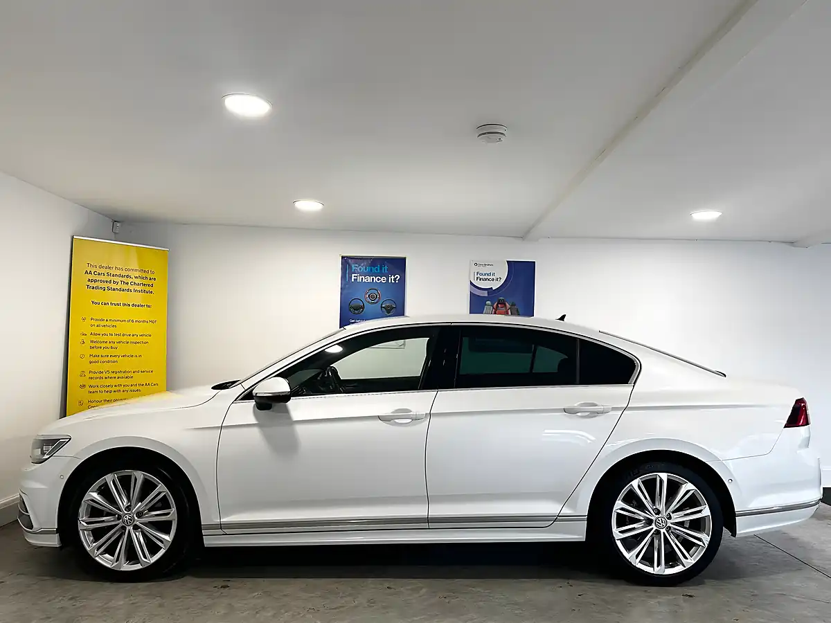 Used 2016 Volkswagen Passat R-Line Oryx White - Interior and Exterior details 9