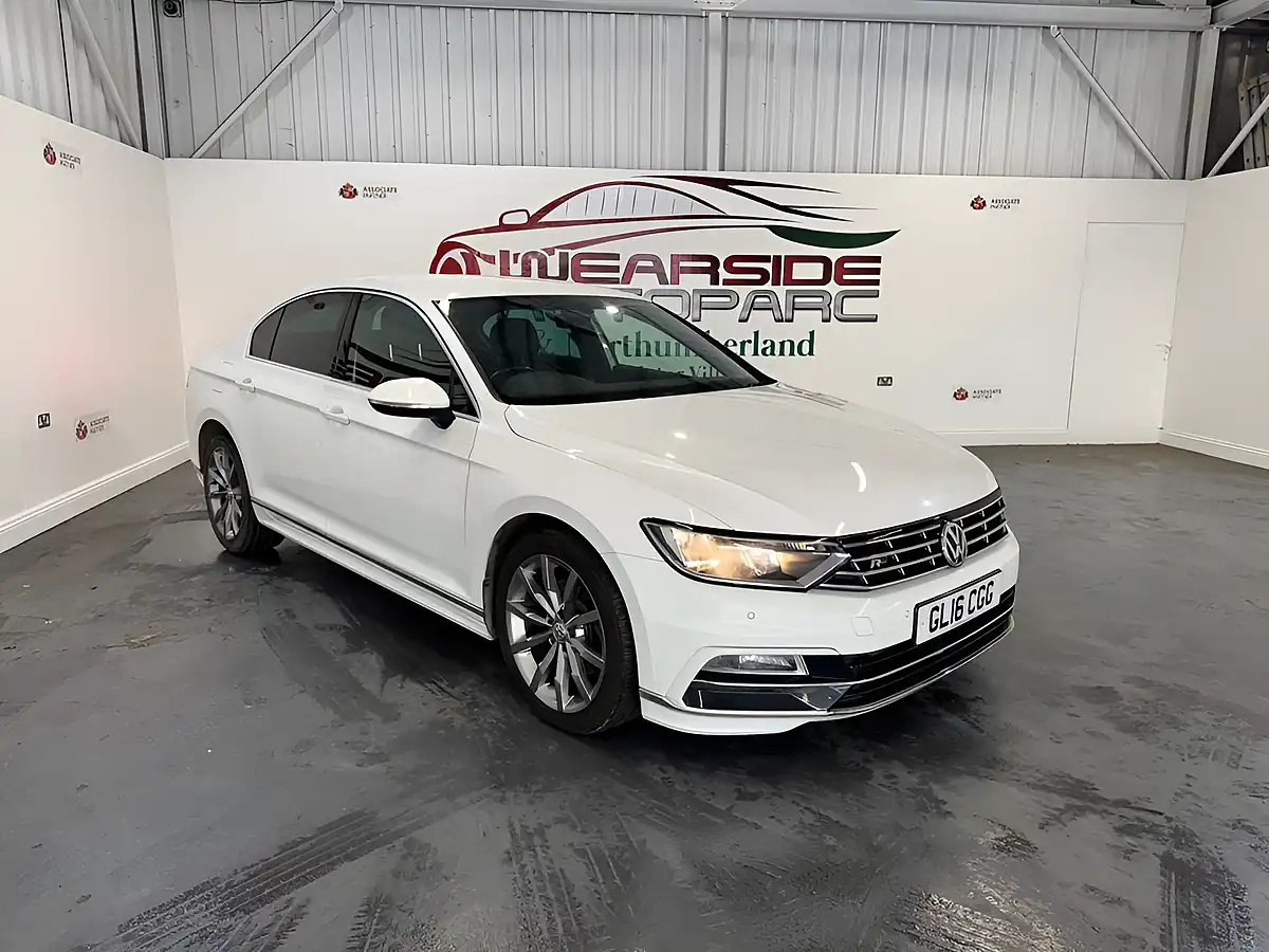Used 2016 Volkswagen Passat R-Line White - Front View