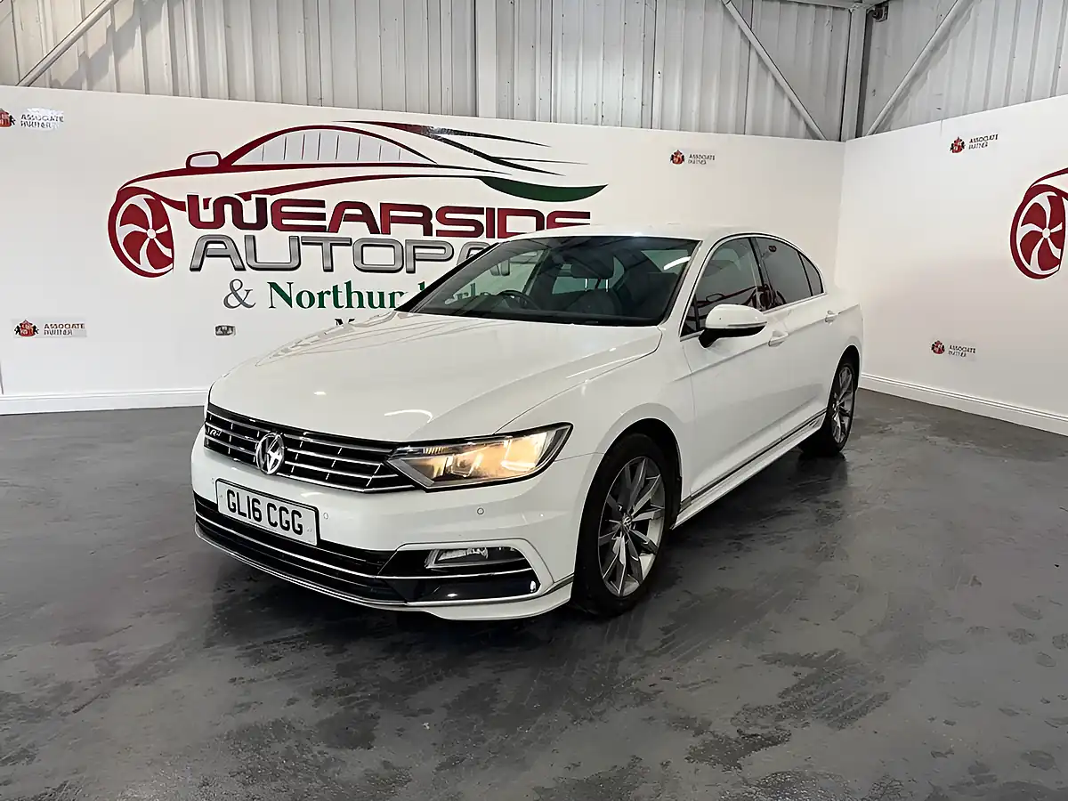 Used 2016 Volkswagen Passat R-Line White - Interior and Exterior details 3