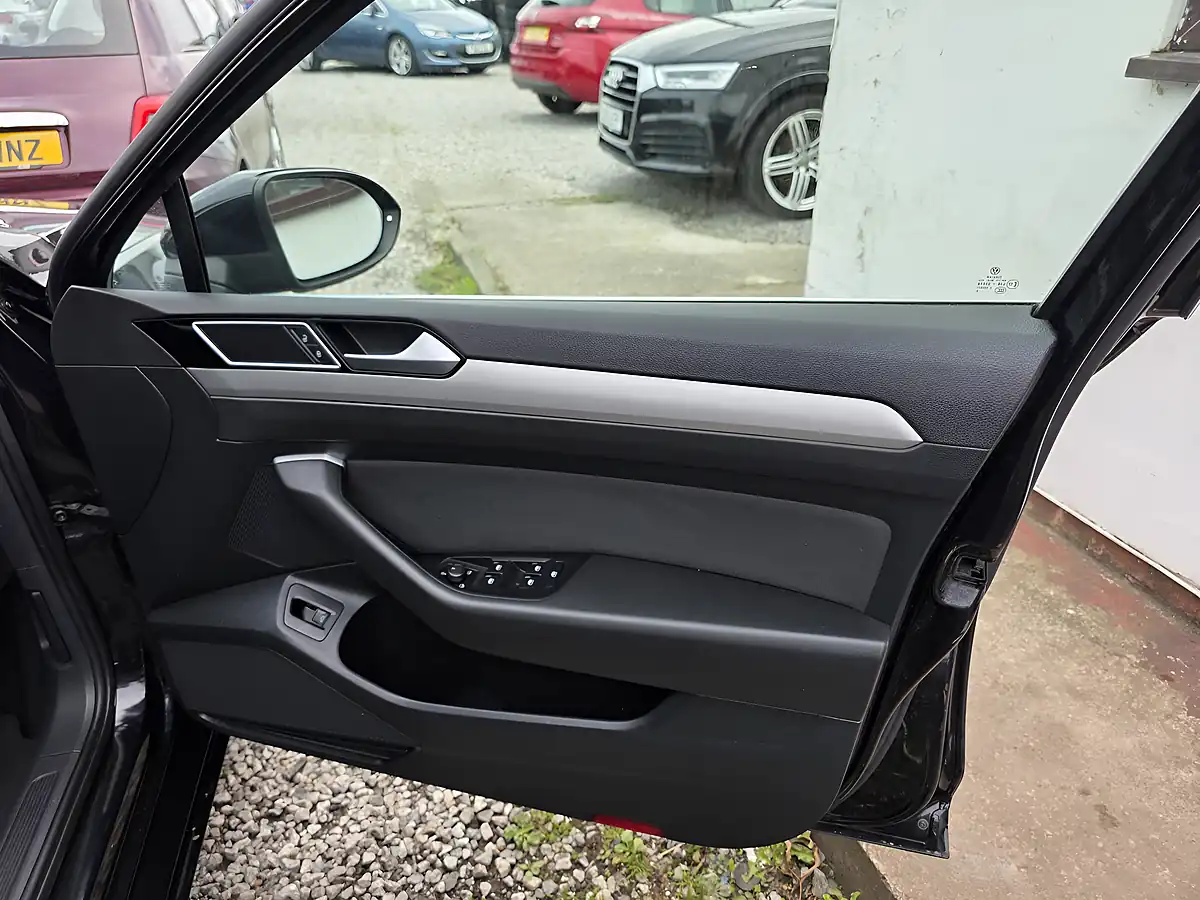 Used 2016 Volkswagen Passat Se Business Black - Interior and Exterior details 17