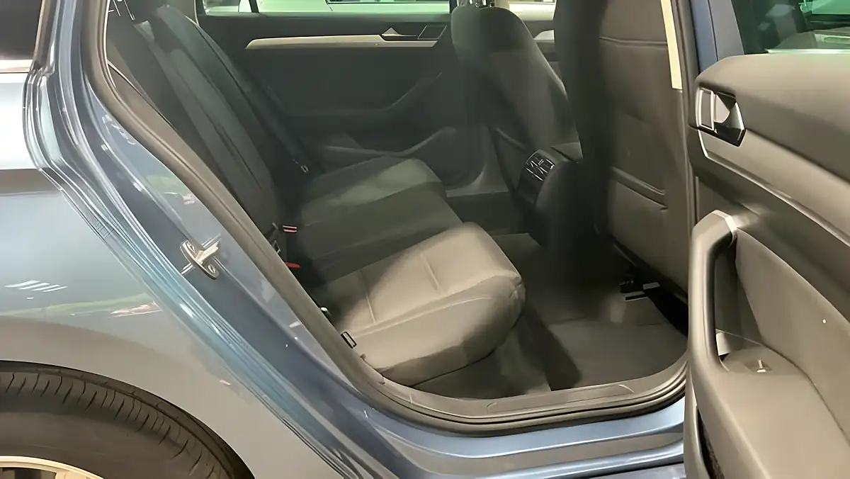 Used 2016 Volkswagen Passat Se Business Blue - Interior and Exterior details 9