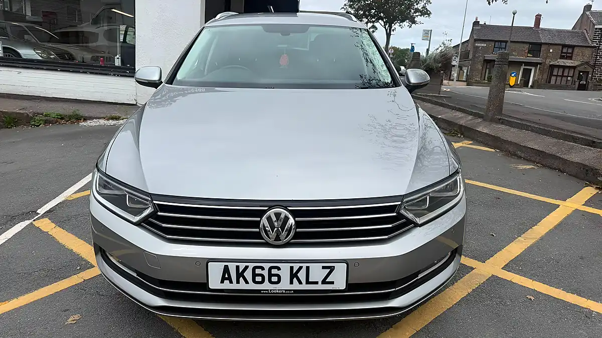 Used 2016 Volkswagen Passat Se Business Silver - Interior and Exterior details 9