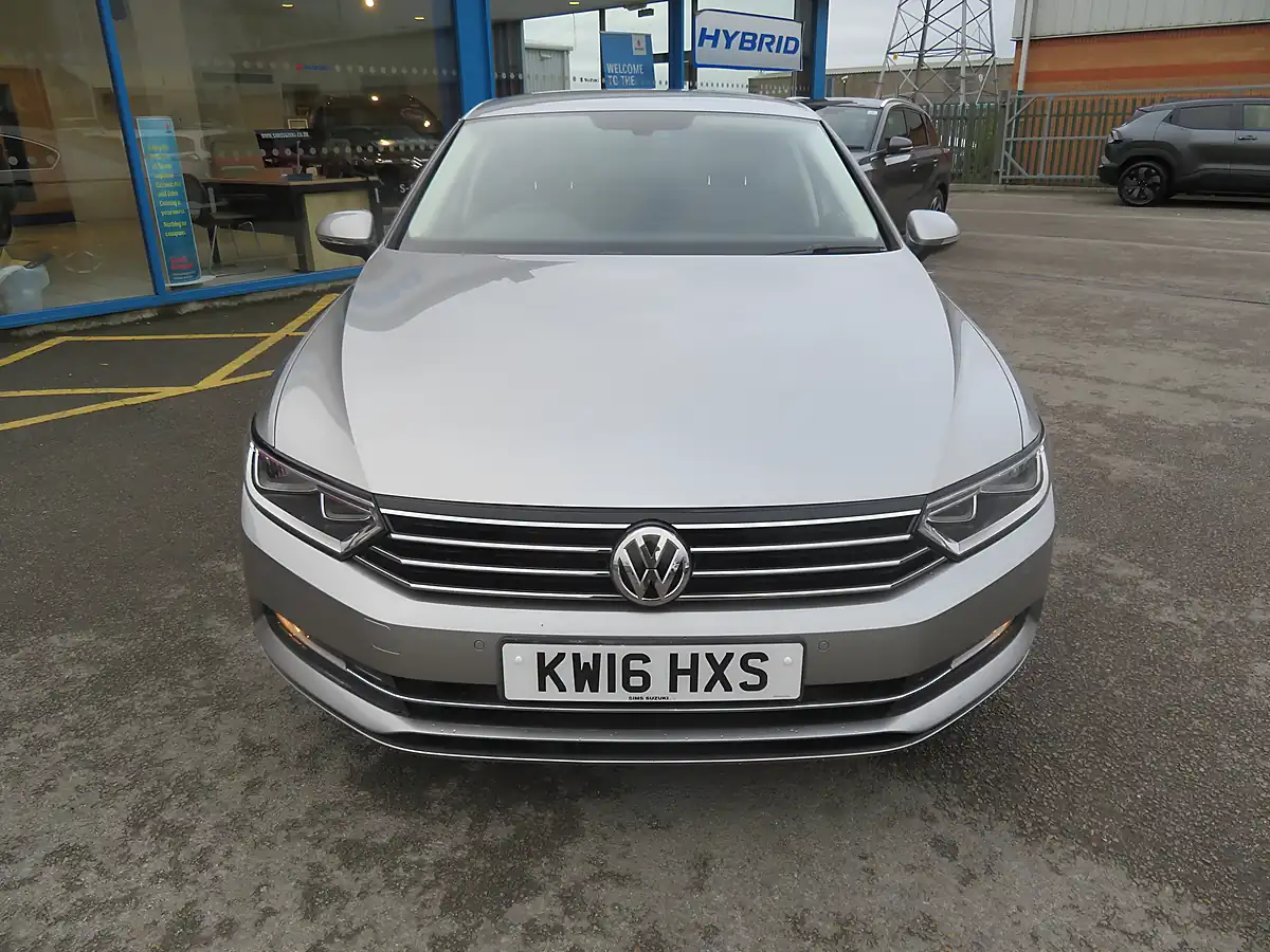 Used 2016 Volkswagen Passat Se Business Silver - Interior and Exterior details 3