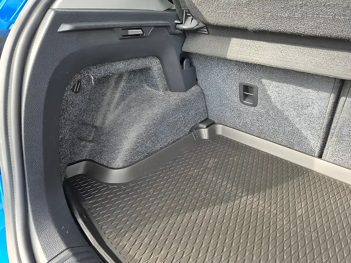 Used 2016 Volkswagen Polo Match Blue - Interior and Exterior details 12