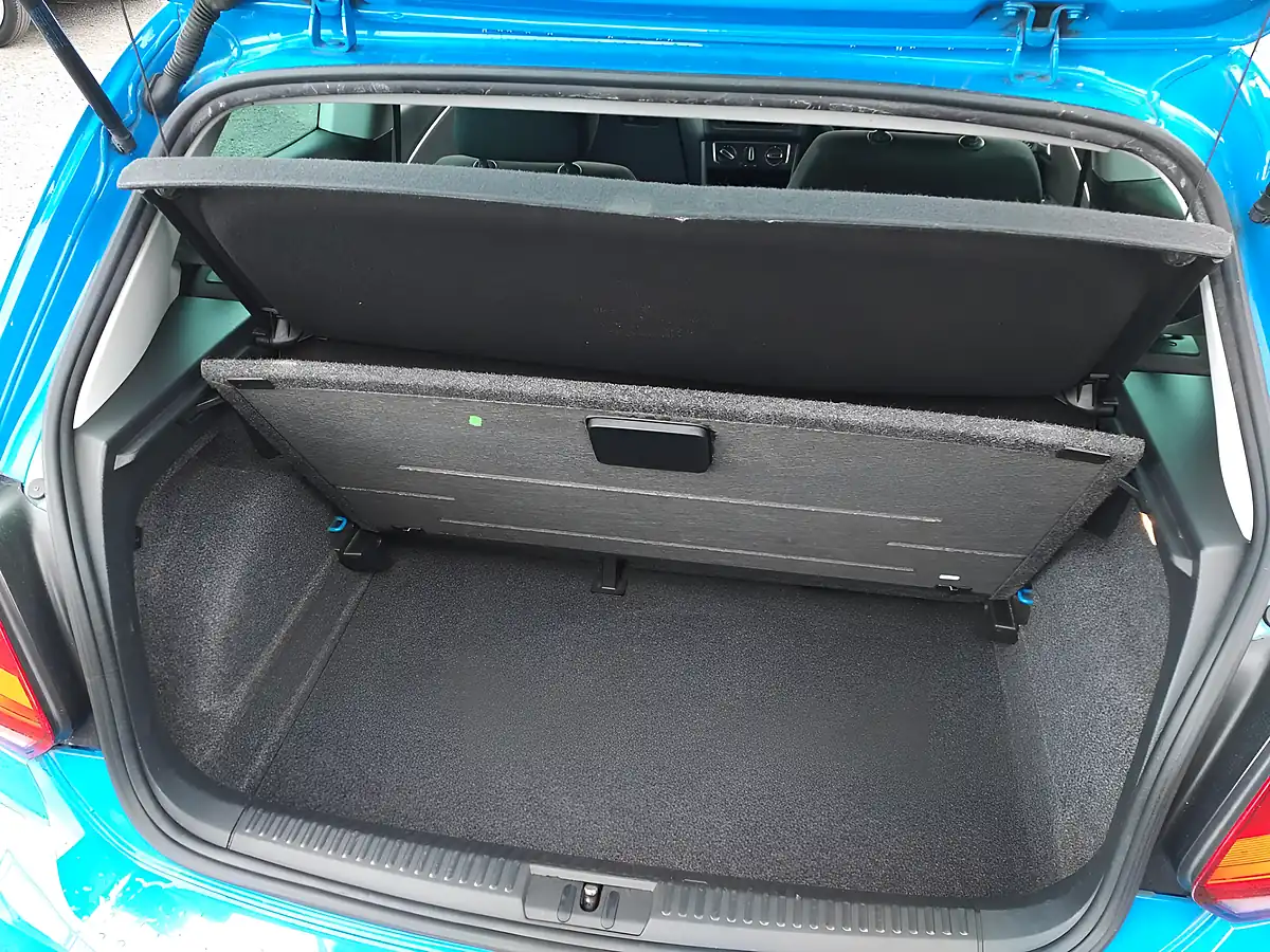 Used 2016 Volkswagen Polo Match Blue - Interior and Exterior details 17