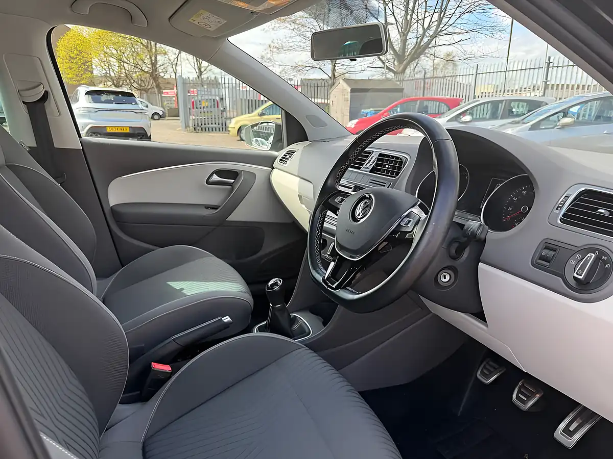 Used 2016 Volkswagen Polo Se Design Black - Interior and Exterior details 7