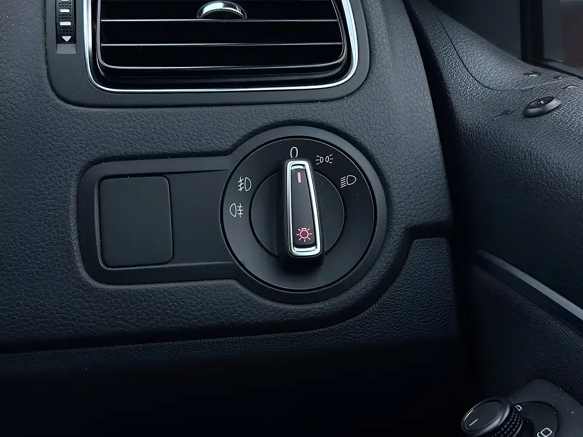 Used 2016 Volkswagen Polo Sel Red - Interior and Exterior details 18