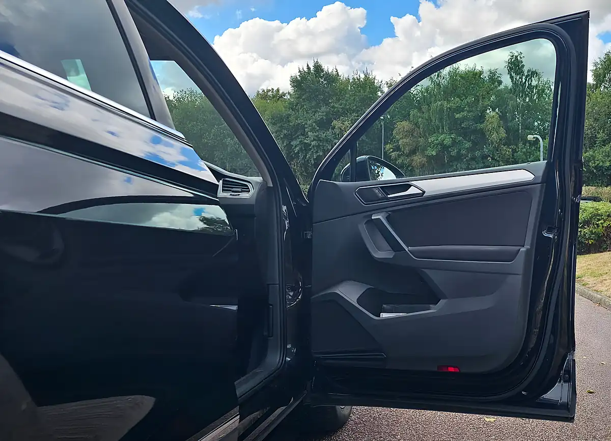 Used 2016 Volkswagen Tiguan Bluemotion Tech Se Navigation Black - Interior and Exterior details 11