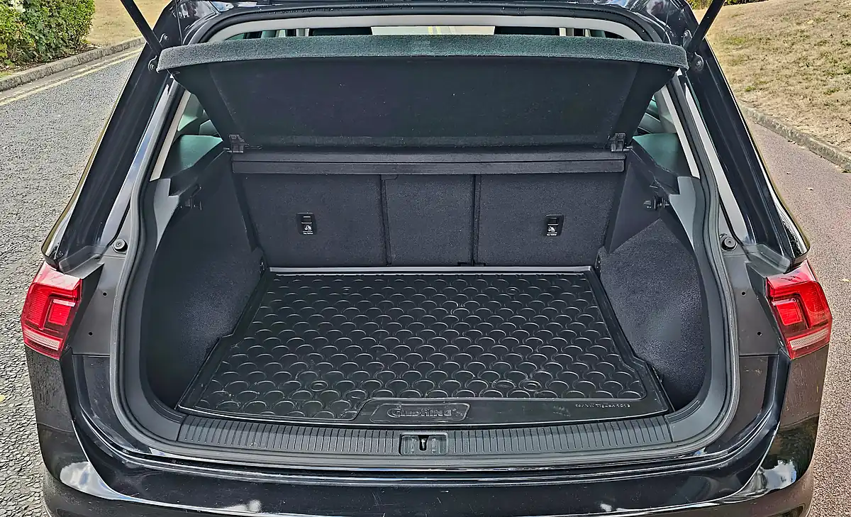 Used 2016 Volkswagen Tiguan Bluemotion Tech Se Navigation Black - Interior and Exterior details 7