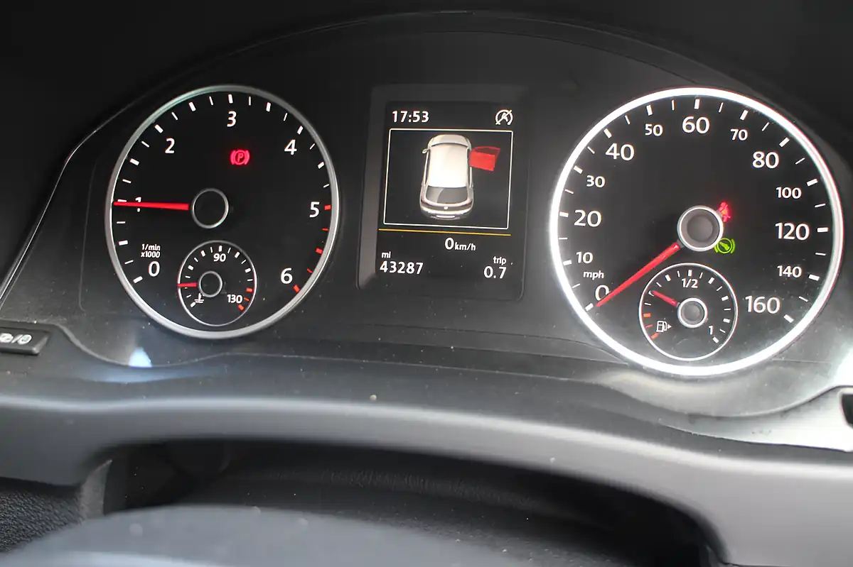 Used 2016 Volkswagen Tiguan Match Edition Grey - Interior and Exterior details 9