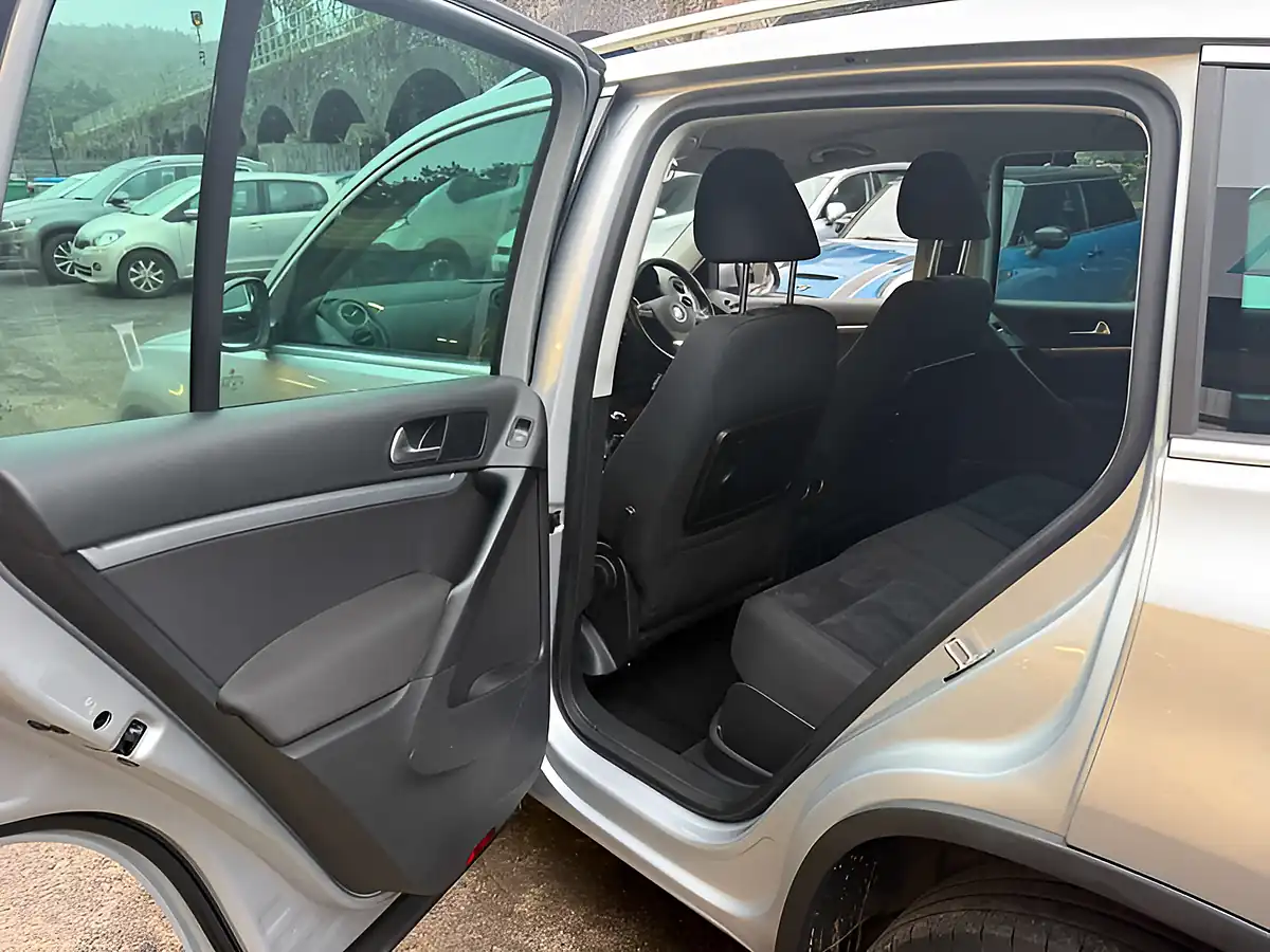 Used 2016 Volkswagen Tiguan Match Edition Silver - Interior and Exterior details 14