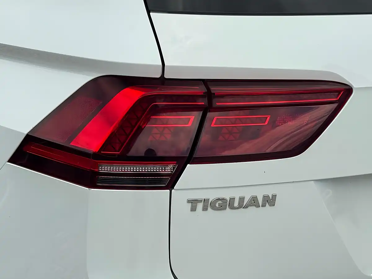Used 2016 Volkswagen Tiguan R-Line White - Interior and Exterior details 17