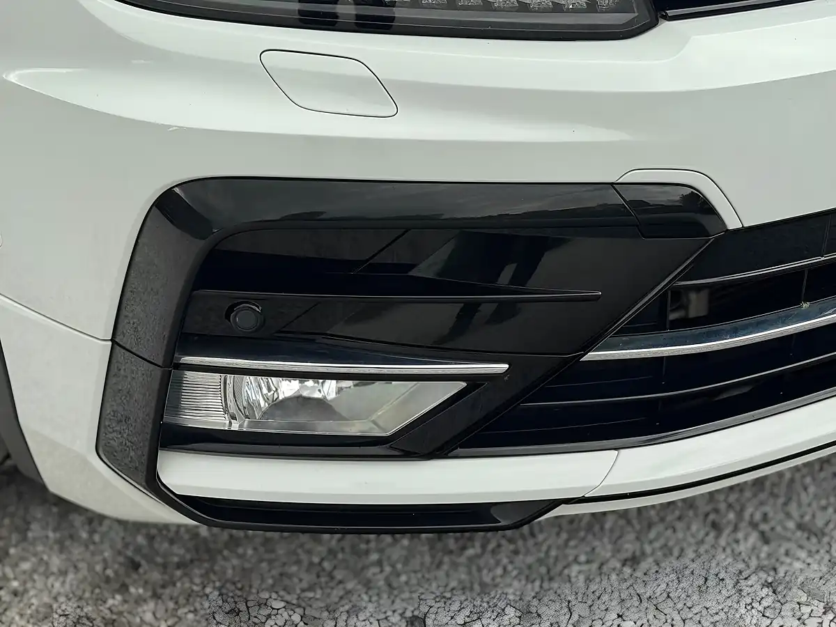 Used 2016 Volkswagen Tiguan R-Line White - Interior and Exterior details 18
