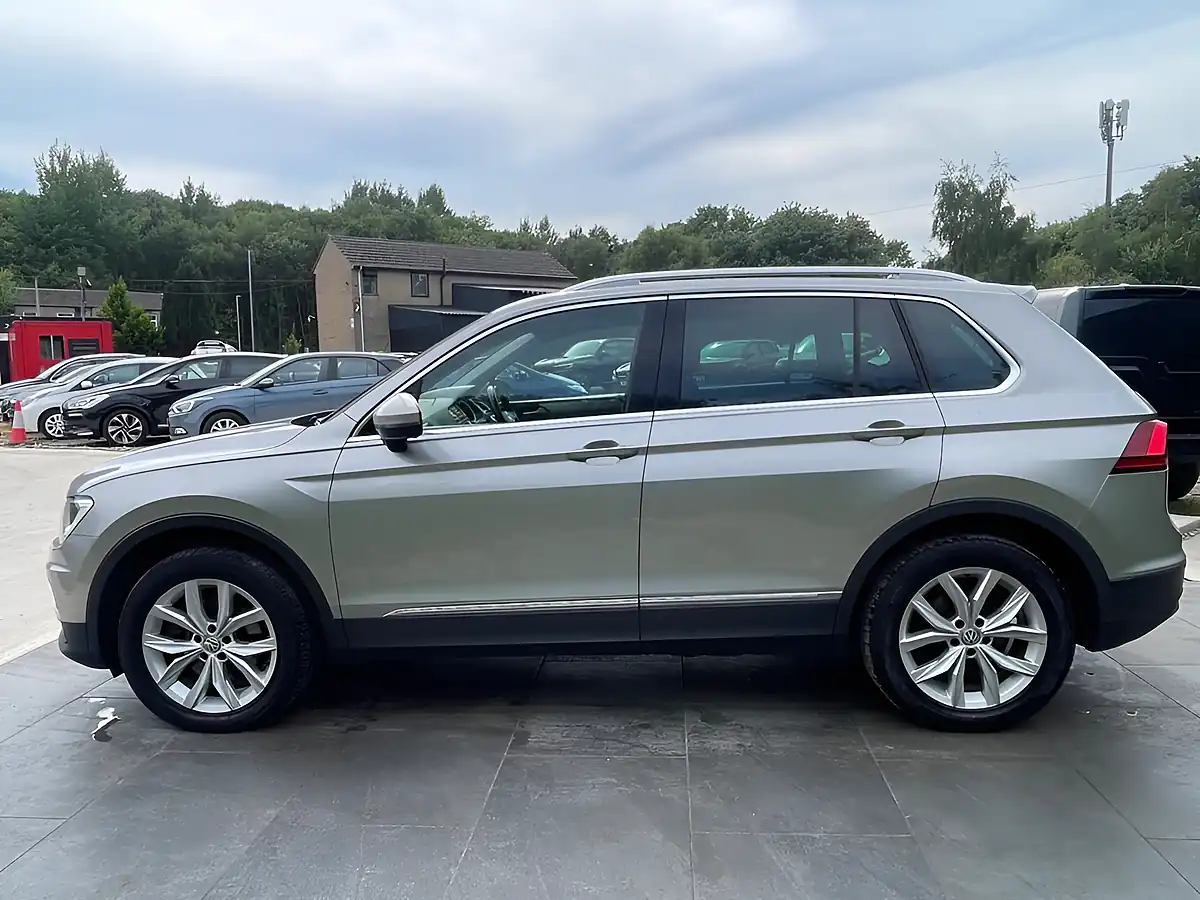 Used 2016 Volkswagen Tiguan Se Navigation Silver - Interior and Exterior details 10