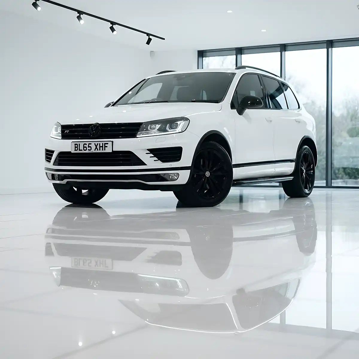 Used 2016 Volkswagen Touareg Bluemotion Tech R-Line White - Interior and Exterior details 4