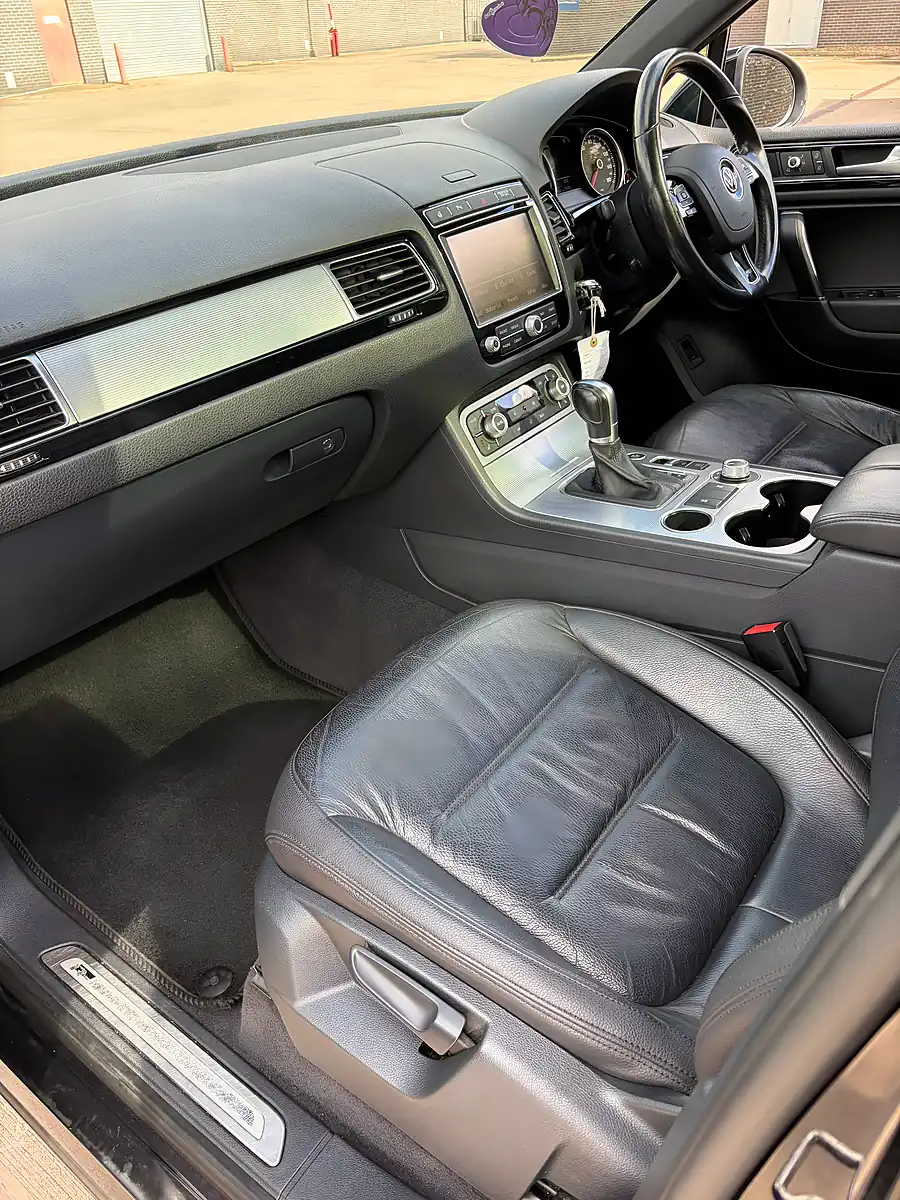 Used 2016 Volkswagen Touareg R-Line Black - Interior and Exterior details 11