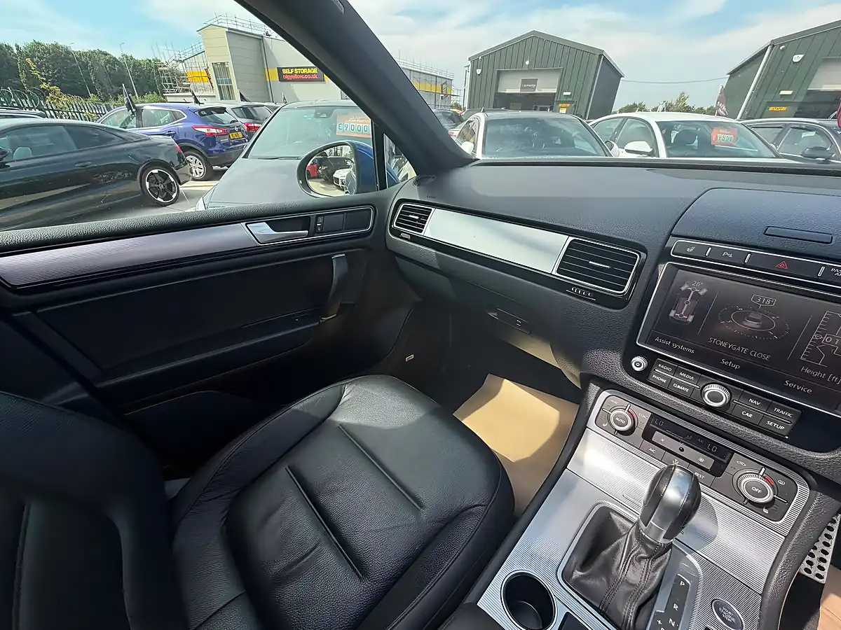 Used 2016 Volkswagen Touareg R-Line Blue - Interior and Exterior details 12
