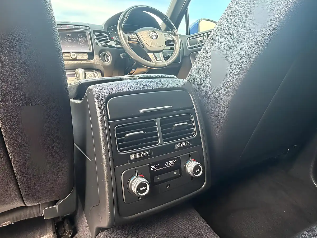 Used 2016 Volkswagen Touareg R-Line Blue - Interior and Exterior details 17
