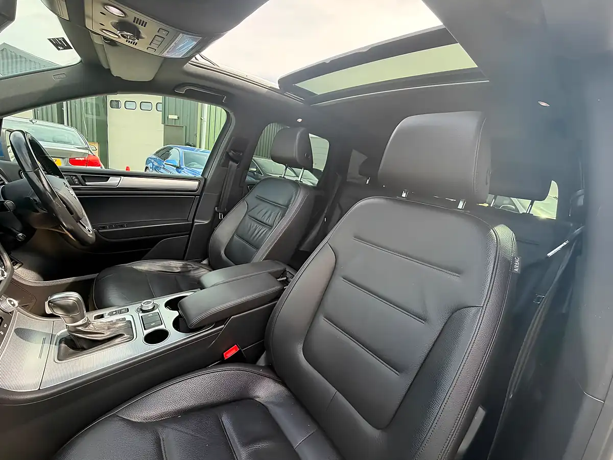 Used 2016 Volkswagen Touareg R-Line Blue - Interior and Exterior details 19