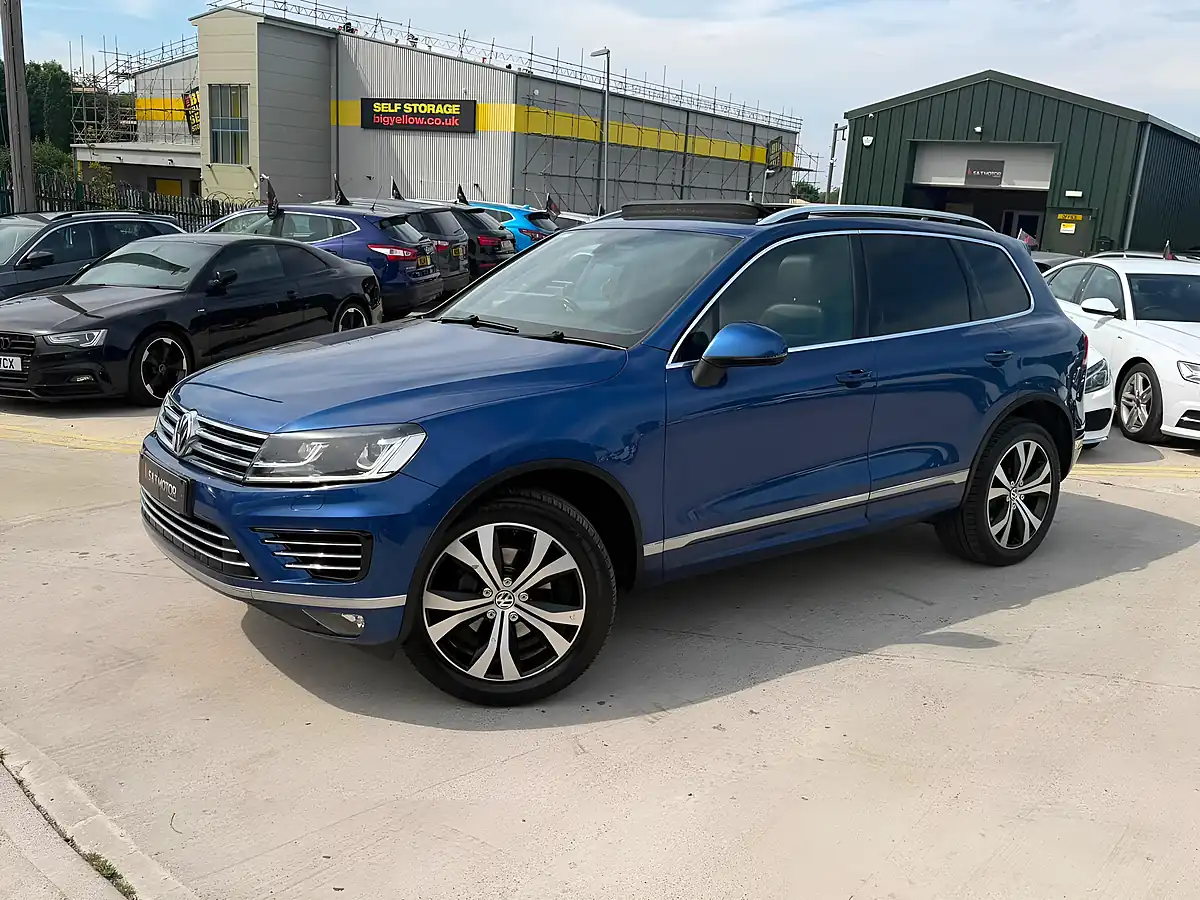 Used 2016 Volkswagen Touareg R-Line Blue - Interior and Exterior details 4