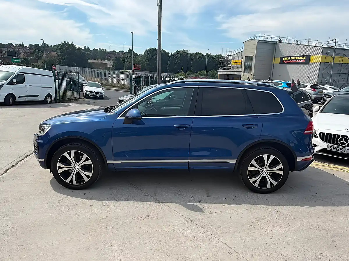 Used 2016 Volkswagen Touareg R-Line Blue - Interior and Exterior details 9