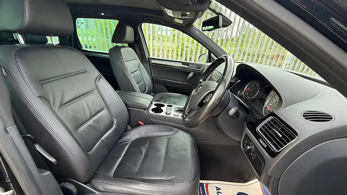 Used 2016 Volkswagen Touareg R-Line Blue - Interior and Exterior details 12