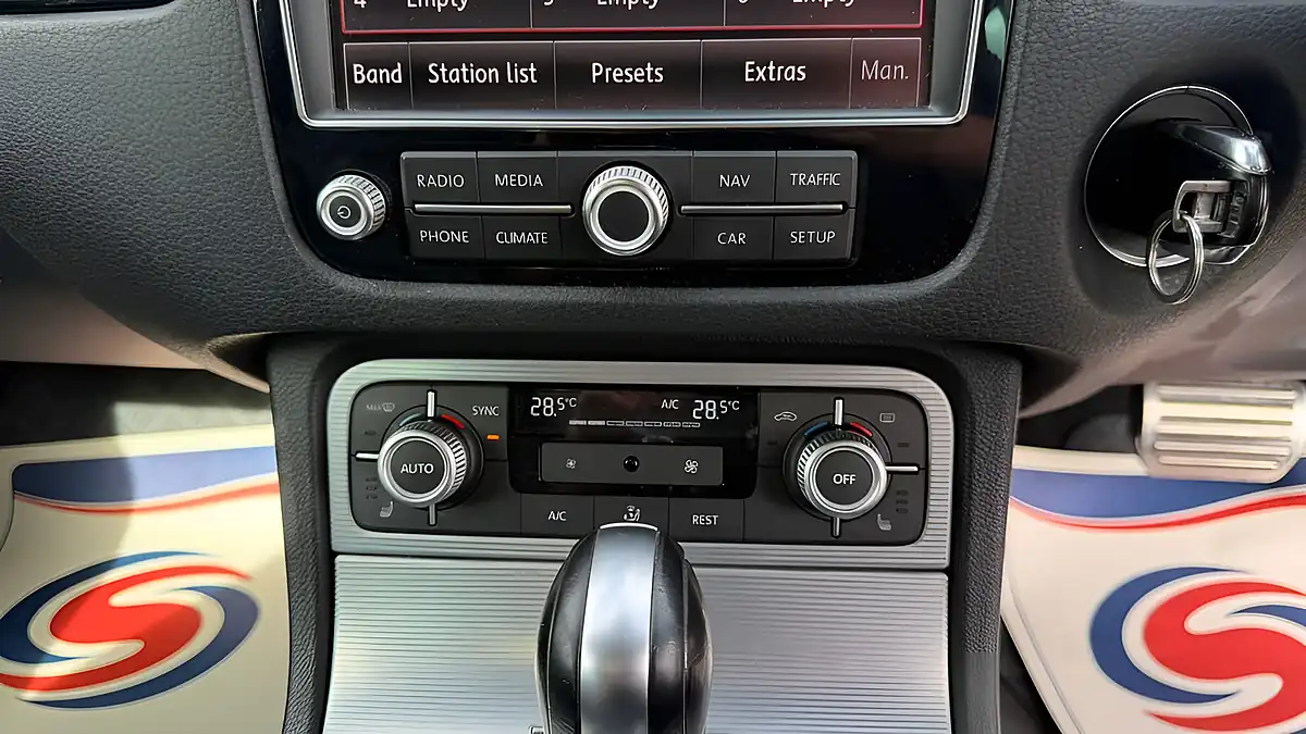 Used 2016 Volkswagen Touareg R-Line Blue - Interior and Exterior details 18
