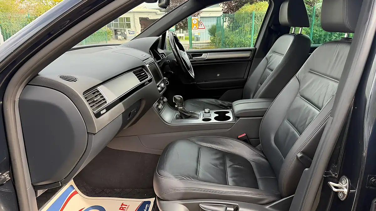 Used 2016 Volkswagen Touareg R-Line Blue - Interior and Exterior details 19
