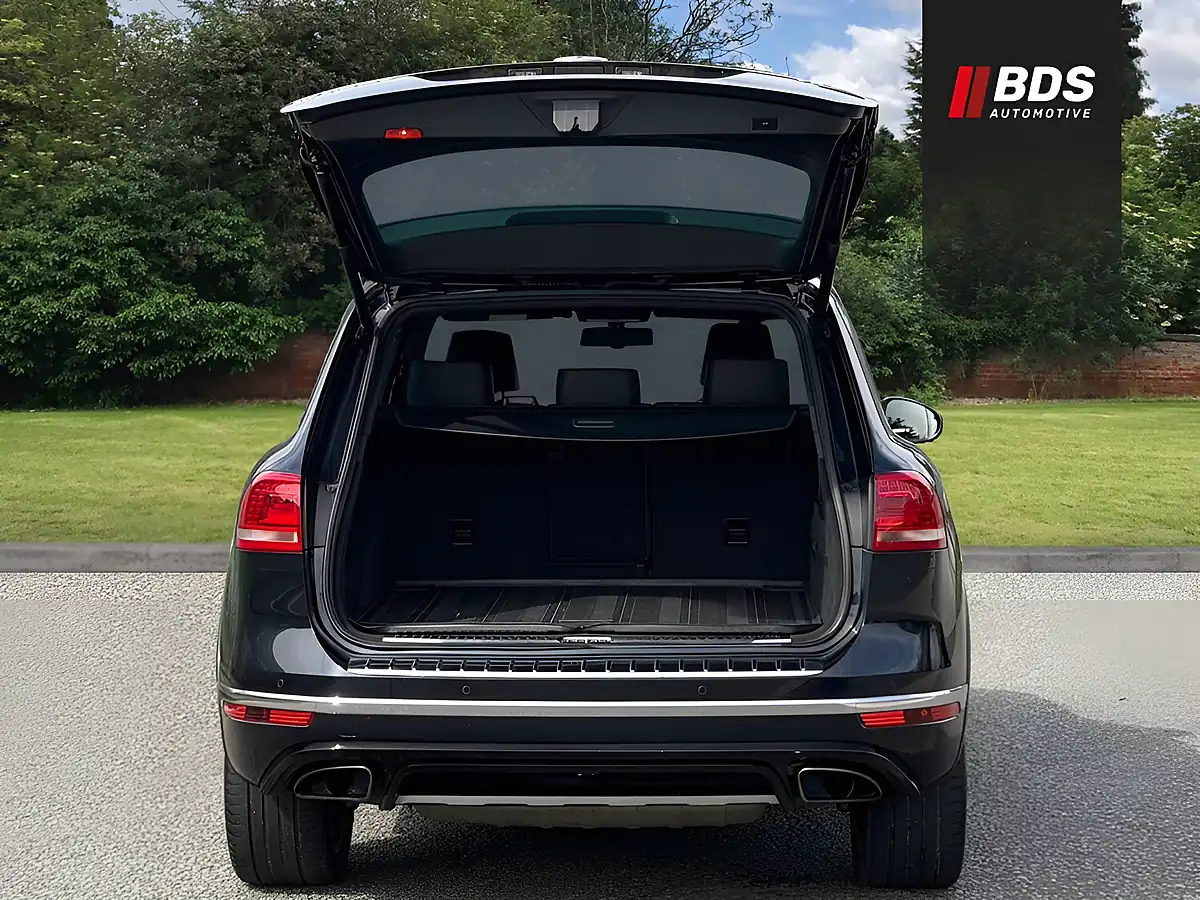 Used 2016 Volkswagen Touareg R-Line Blue - Interior and Exterior details 6
