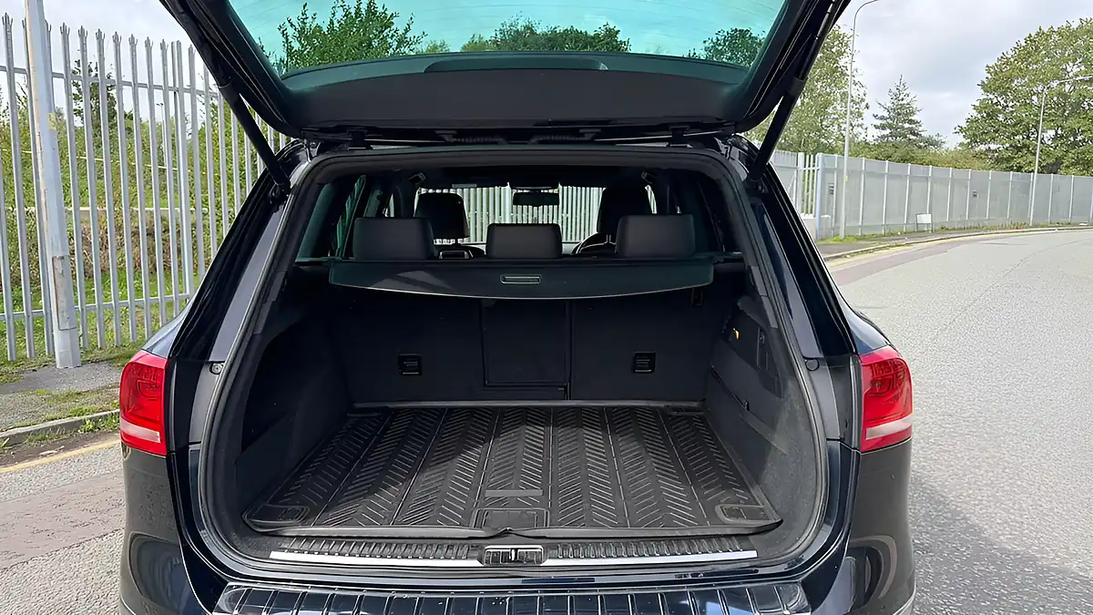 Used 2016 Volkswagen Touareg R-Line Blue - Interior and Exterior details 8
