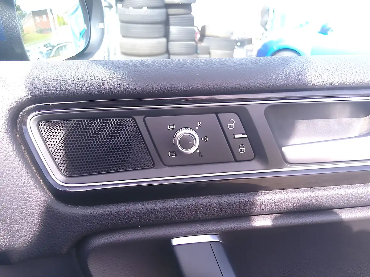 Used 2016 Volkswagen Touareg R-Line Blue - Interior and Exterior details 14