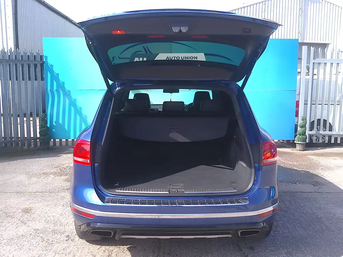 Used 2016 Volkswagen Touareg R-Line Blue - Interior and Exterior details 9