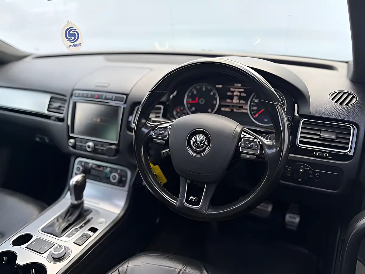 Used 2016 Volkswagen Touareg R-Line Deep Black - Interior and Exterior details 16