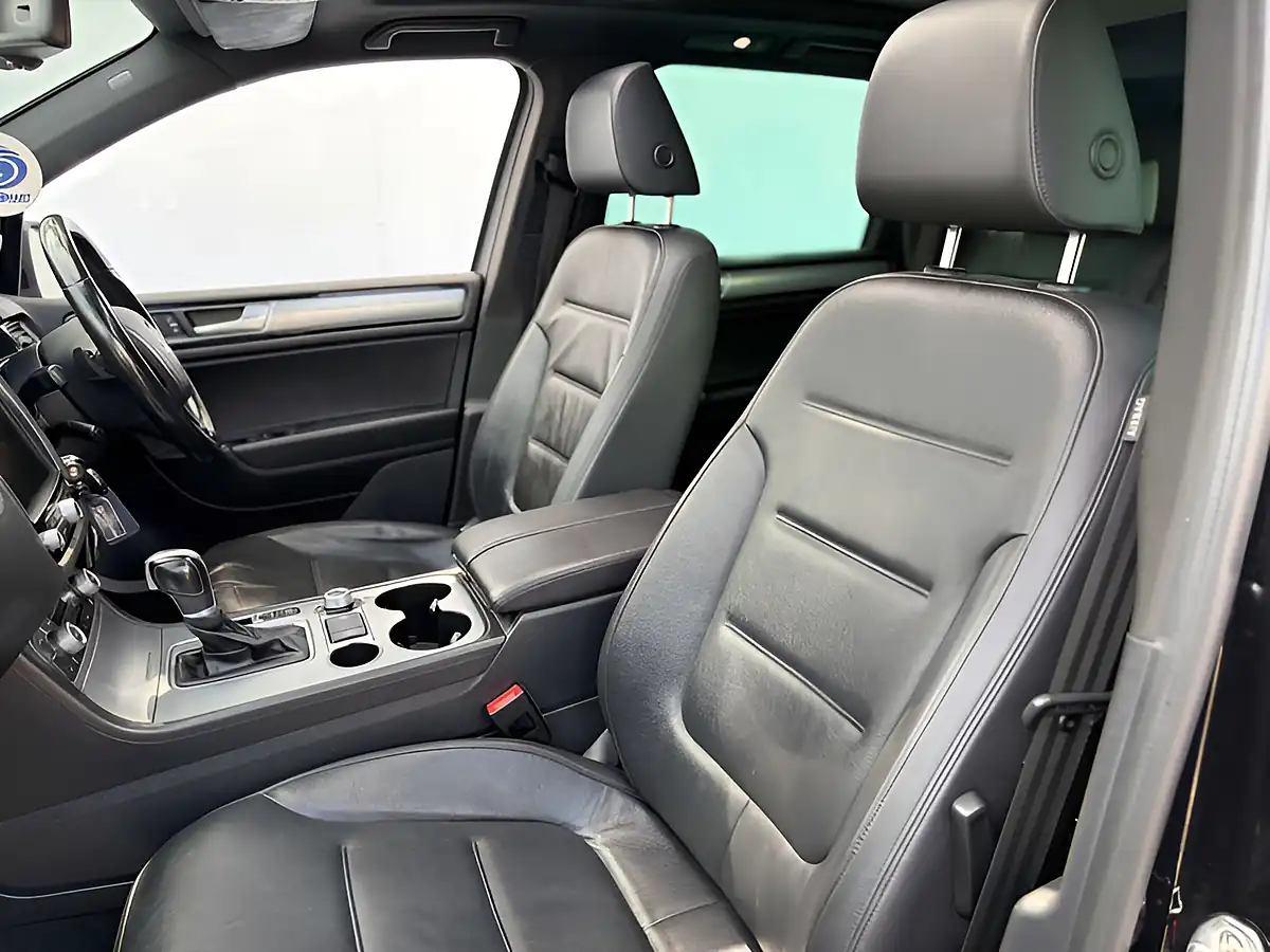 Used 2016 Volkswagen Touareg R-Line Deep Black - Interior and Exterior details 18