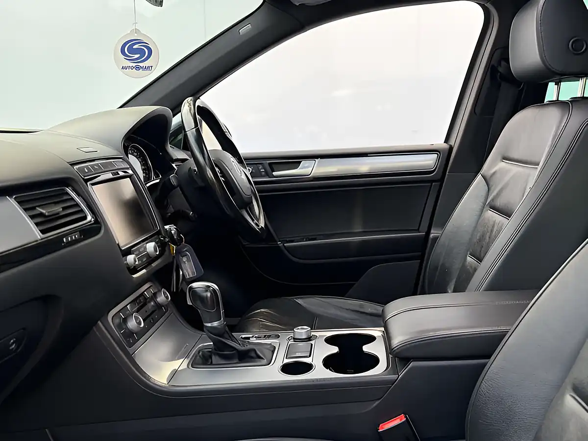 Used 2016 Volkswagen Touareg R-Line Deep Black - Interior and Exterior details 19