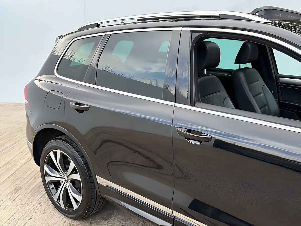 Used 2016 Volkswagen Touareg R-Line Deep Black - Interior and Exterior details 6