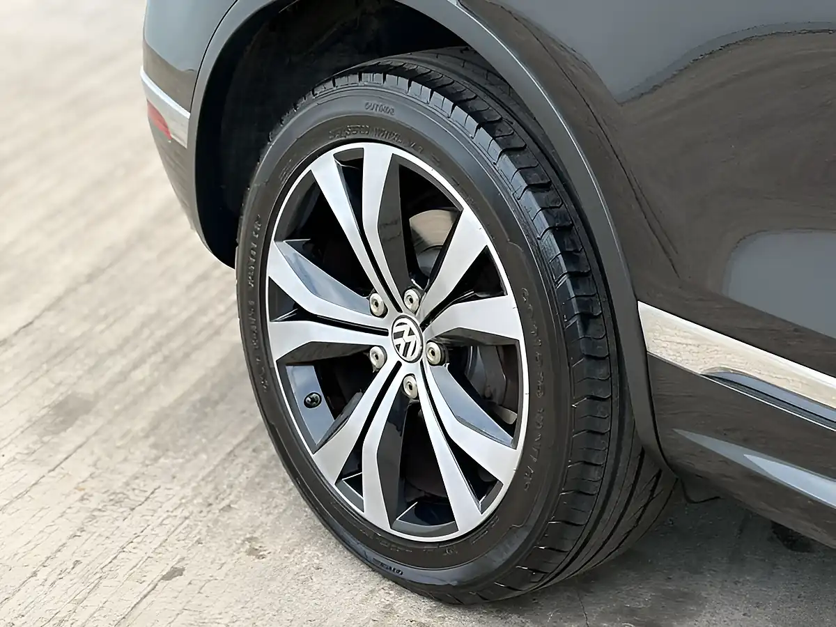 Used 2016 Volkswagen Touareg R-Line Deep Black - Interior and Exterior details 7