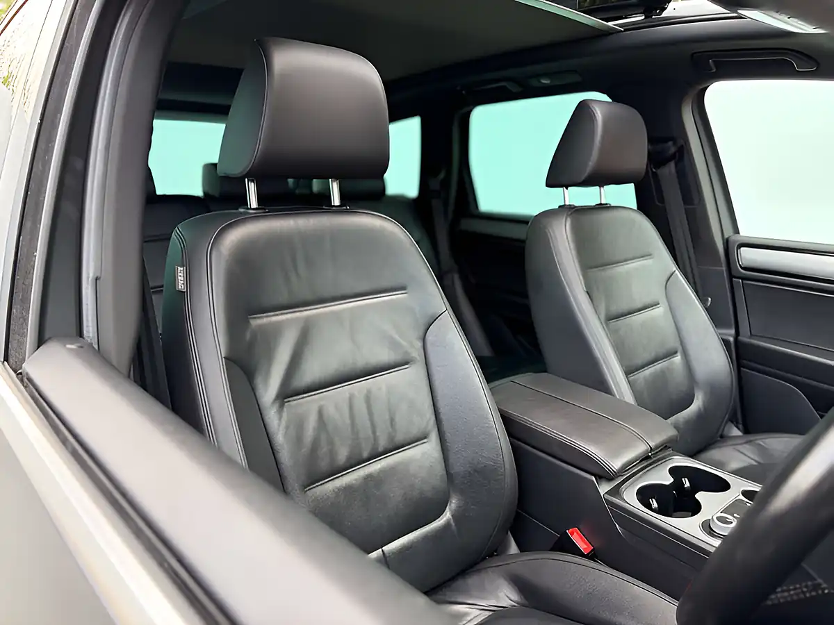 Used 2016 Volkswagen Touareg R-Line Deep Black - Interior and Exterior details 8