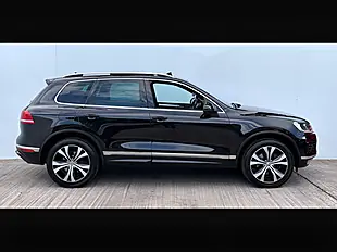 Used 2016 Volkswagen Touareg R-Line Deep Black - Interior and Exterior details 9