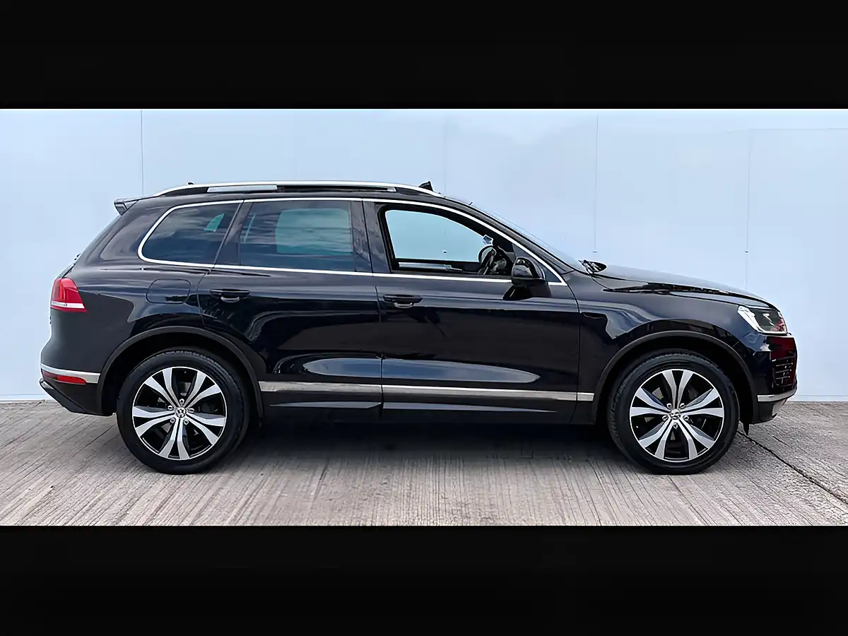 Used 2016 Volkswagen Touareg R-Line Deep Black - Interior and Exterior details 9