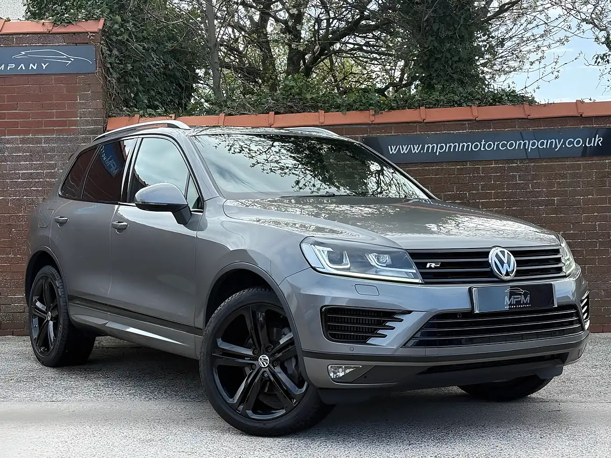 Used 2016 Volkswagen Touareg R-Line Grey - Front View