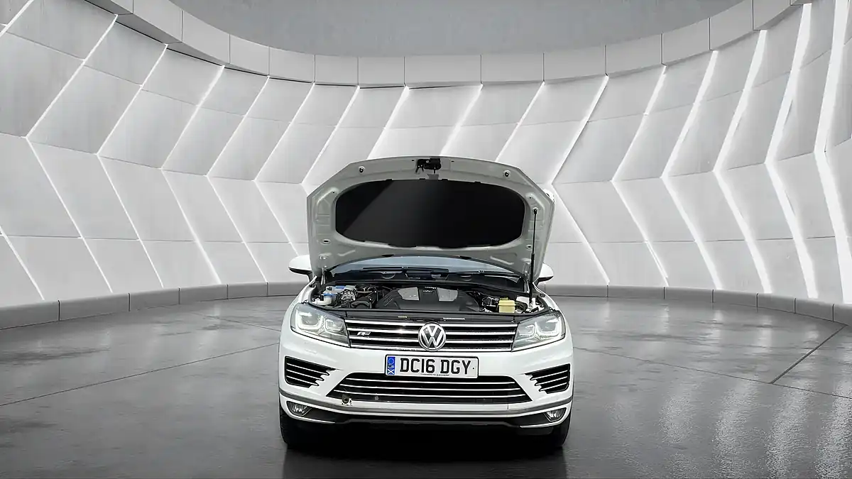 Used 2016 Volkswagen Touareg R-Line White - Interior and Exterior details 10