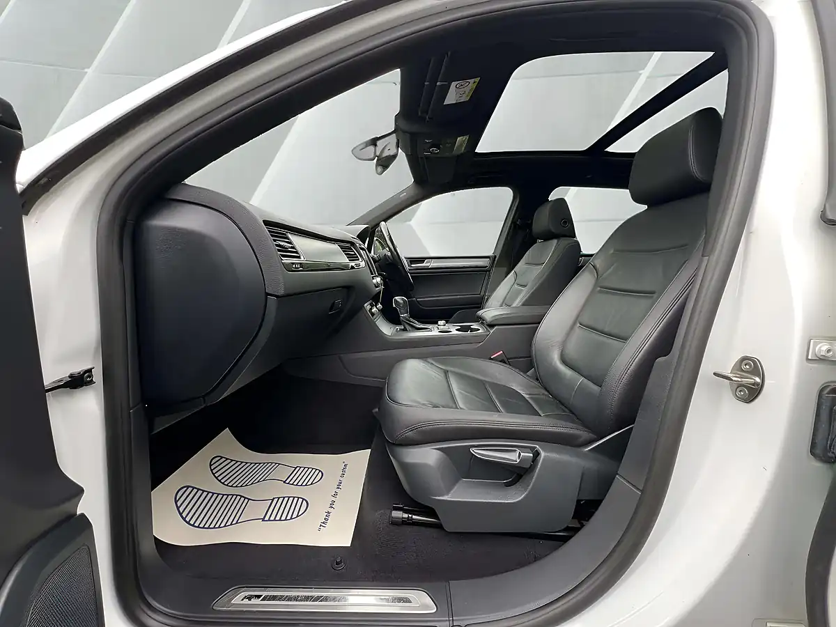Used 2016 Volkswagen Touareg R-Line White - Interior and Exterior details 18