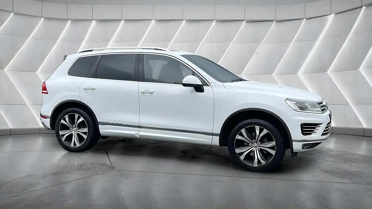 Used 2016 Volkswagen Touareg R-Line White - Interior and Exterior details 5