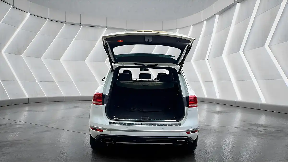 Used 2016 Volkswagen Touareg R-Line White - Interior and Exterior details 9