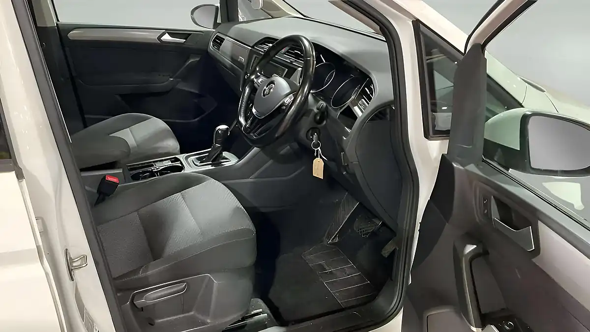 Used 2016 Volkswagen Touran Se Family White - Interior and Exterior details 5