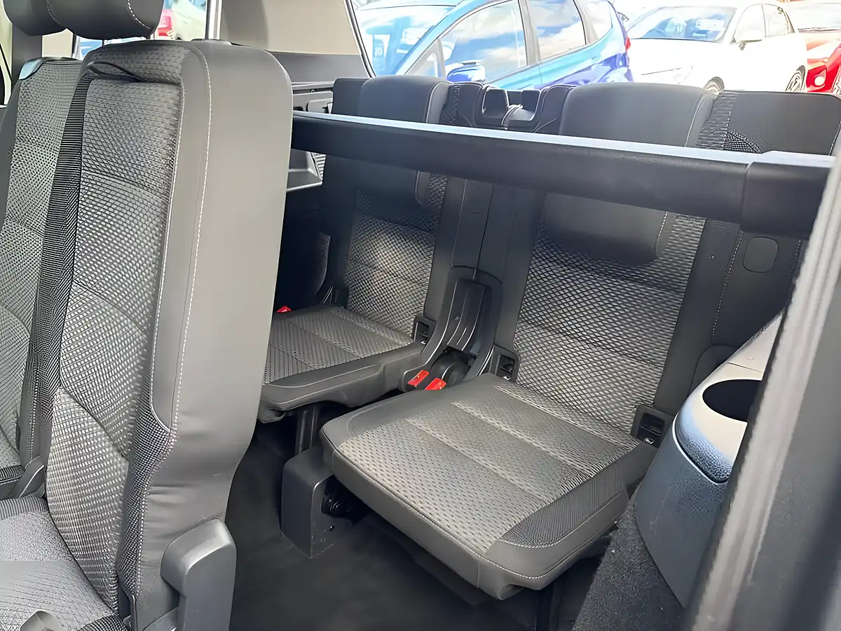 Used 2016 Volkswagen Touran Se Family White - Interior and Exterior details 11