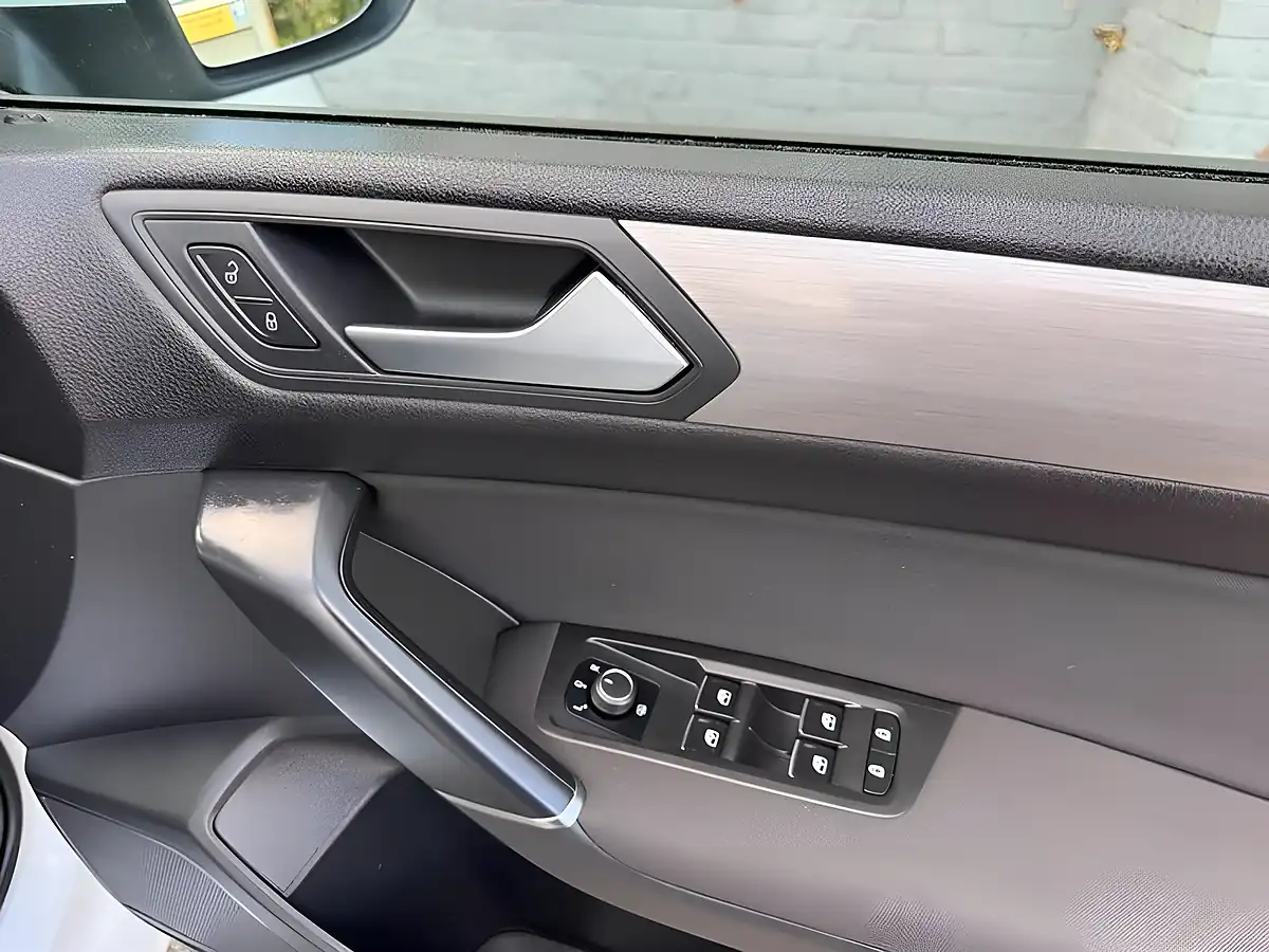 Used 2016 Volkswagen Touran Se Family White - Interior and Exterior details 18