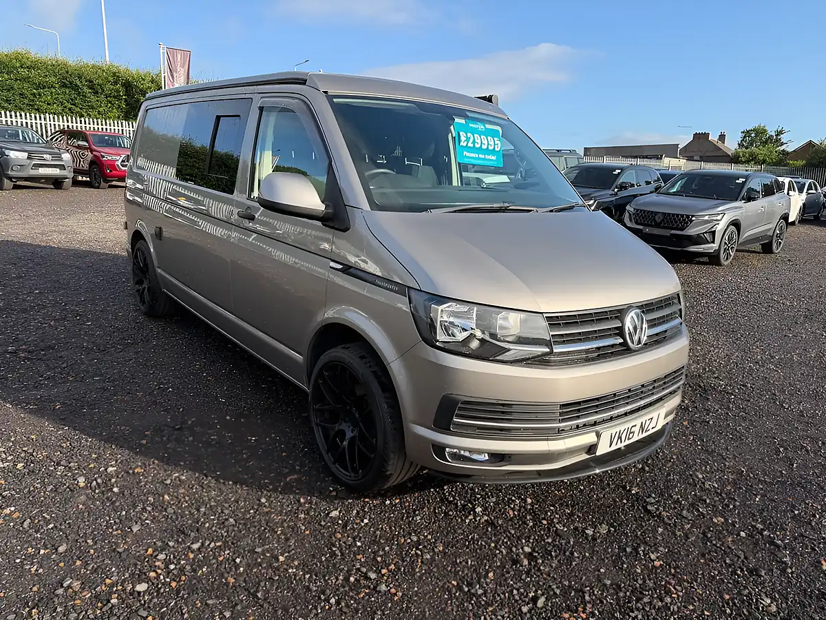 Used 2016 Volkswagen Transporter Highline Beige - Front View